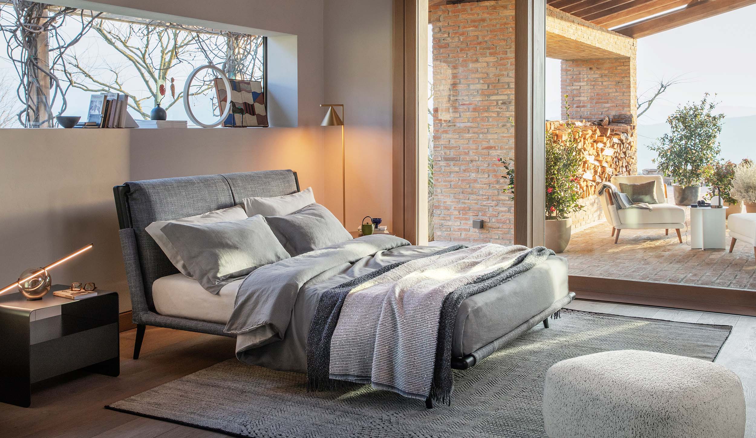 Dormitorio de diseño contemporáneo en Vitoria con cama tapizada y vestidor a medida