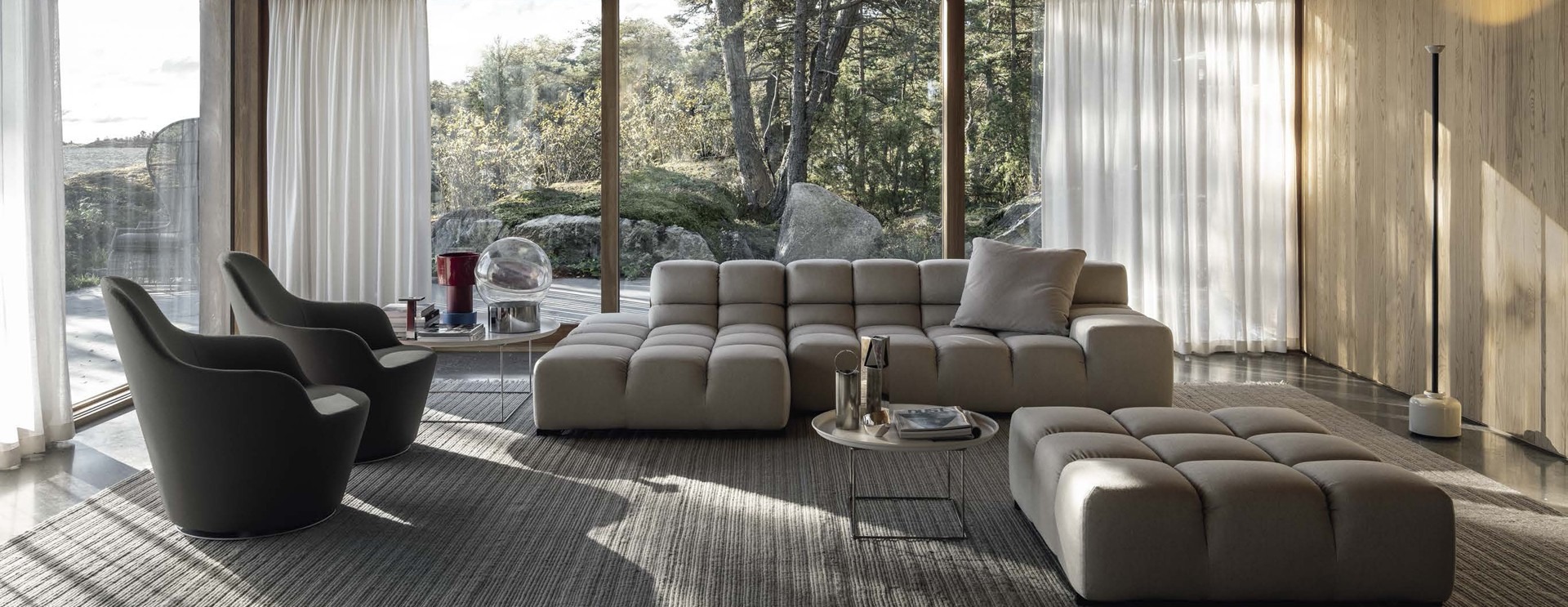 Salón de diseño bien distribuido y amueblado en Vitoria con proporciones equilibradas