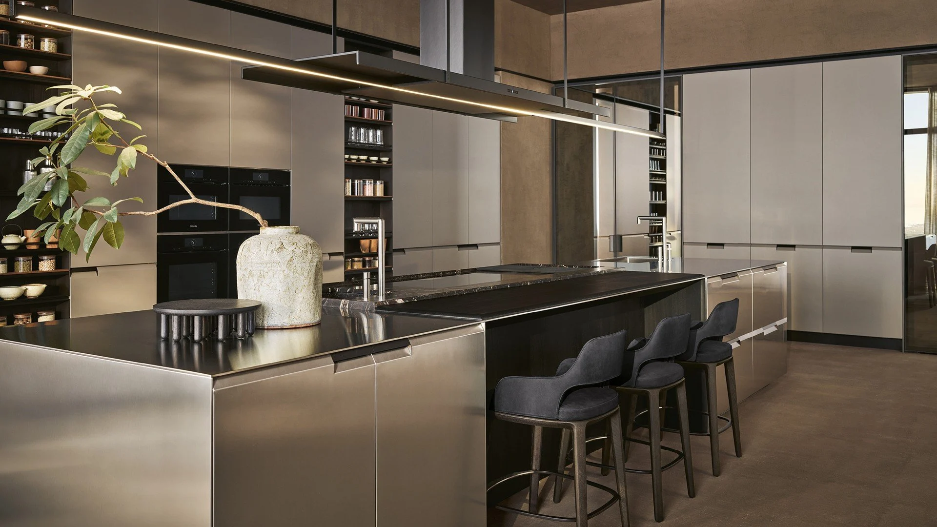 Salón comedor abierto de diseño contemporáneo en Vitoria con sofá, mesa de comedor y iluminación diferenciada
