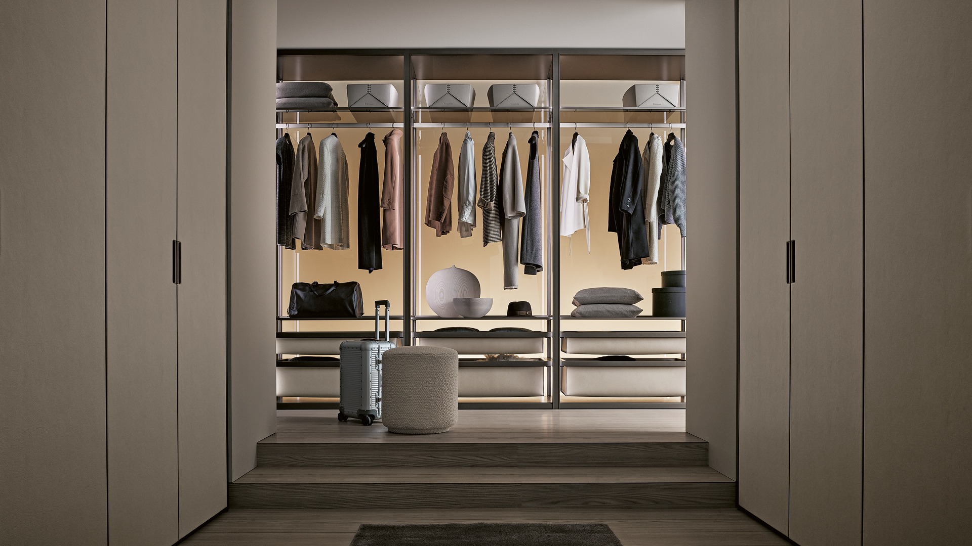 Vestidor a medida en Vitoria con puertas correderas de diseño y organización interior completa